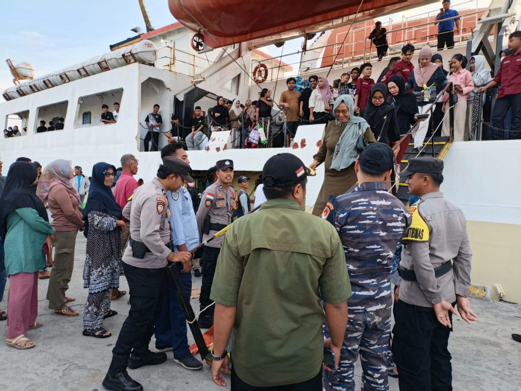 Personil Polsek Serasan melakukan pengamanan saat kedatangan kapal Sabuk Nusantara di Pelabuhan Tanjung Setelung.
