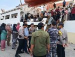 Personil Polsek Serasan melakukan pengamanan saat kedatangan kapal Sabuk Nusantara di Pelabuhan Tanjung Setelung.