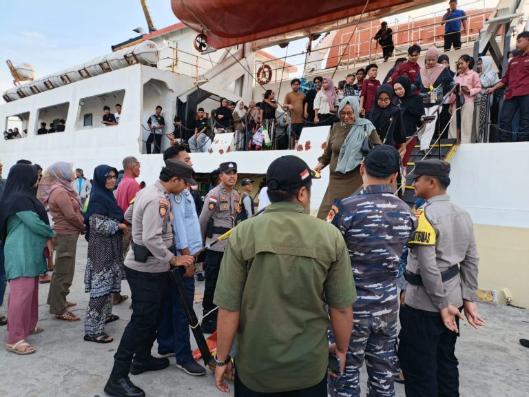 Personil Polsek Serasan melakukan pengamanan saat kedatangan kapal Sabuk Nusantara di Pelabuhan Tanjung Setelung.