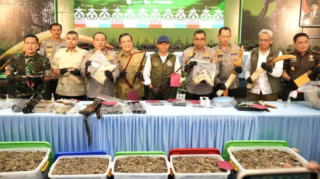 Konferensi pers Polda Riau terkait pengungkapan kasus pembunuhan gajah Sumatera di Pelalawan