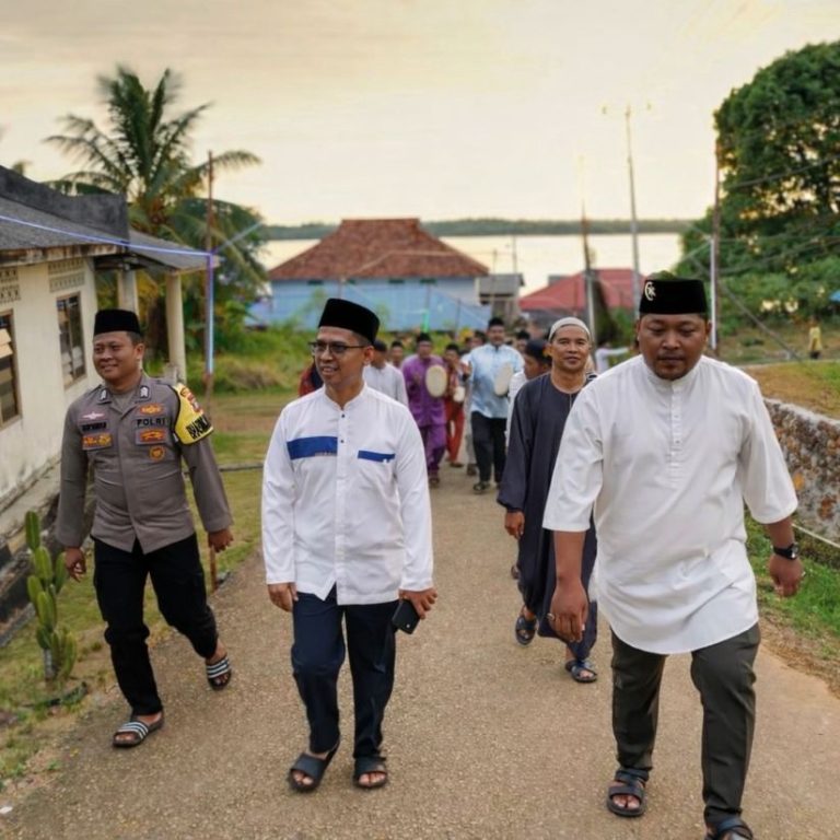 Bupati Karimun Iskandarsyah meninjau pengembangan wilayah Pulau Belat