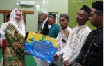 Bupati Natuna Cen Sui Lan menyerahkan bantuan saat Safari Ramadan di Masjid Al-Hikmat Pulau Tiga Barat