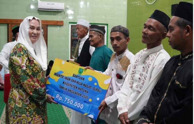 Bupati Natuna Cen Sui Lan menyerahkan bantuan saat Safari Ramadan di Masjid Al-Hikmat Pulau Tiga Barat