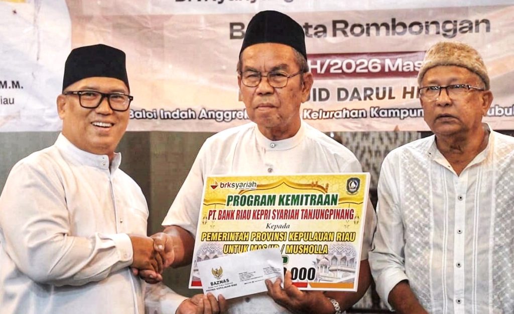 Wagub Kepri Nyanyang Haris Pratamura menyerahkan bantuan saat Safari Ramadan di Lubuk Baja Batam