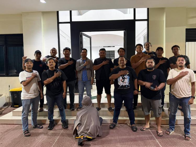 Pelaku pengeroyokan WNA asal Amerika saat diamankan polisi di Batam