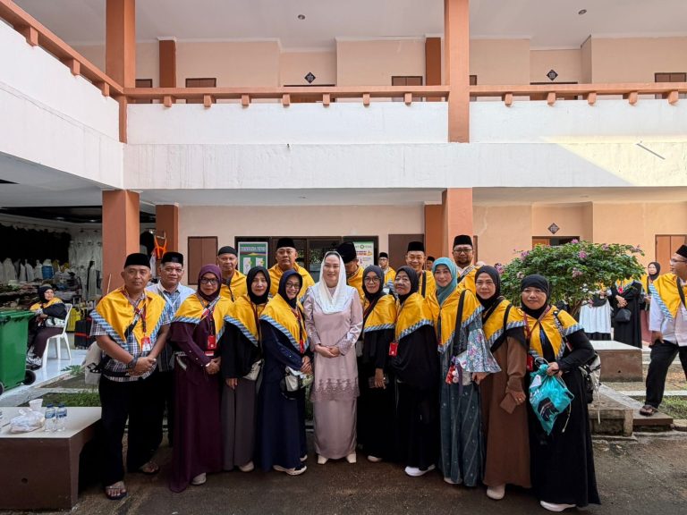 Bupati Natuna Cen Sui Lan hadiri pelepasan jemaah haji di Batam