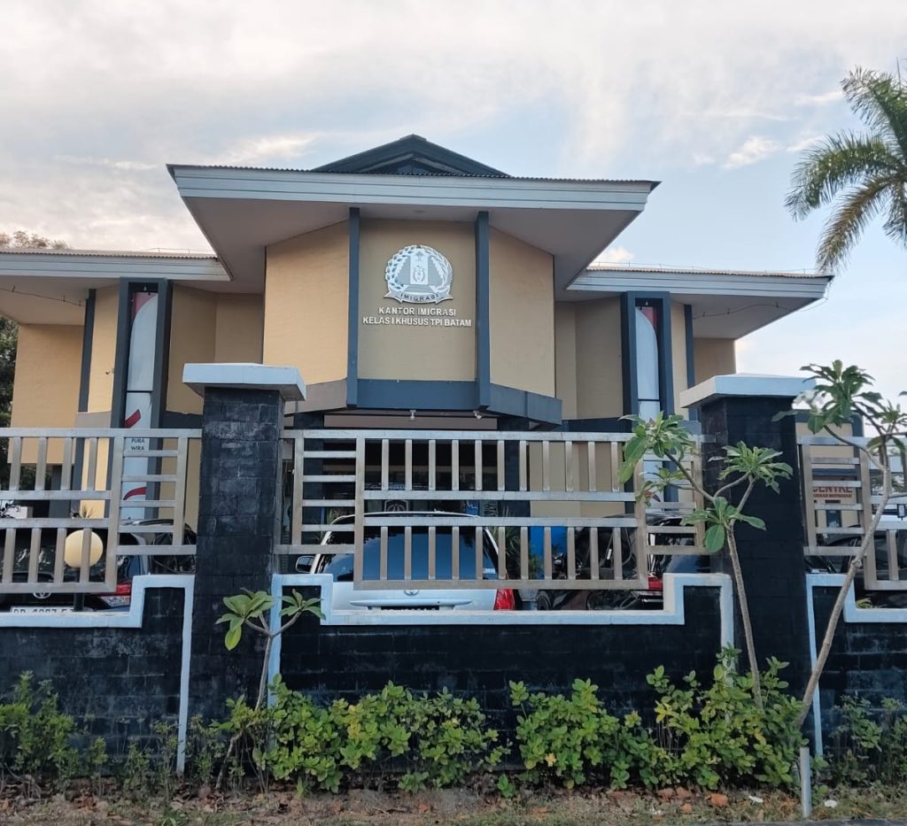 viral-pungli-wn-singapura-batam-center-kakanwil-imigrasi-kepri-dicopot.jpg