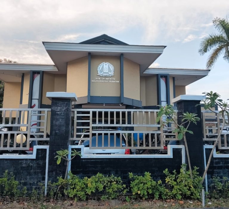 viral-pungli-wn-singapura-batam-center-kakanwil-imigrasi-kepri-dicopot.jpg