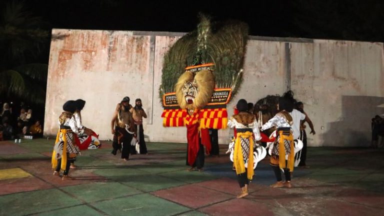 Penampilan memukau Reog Singo Mudho dengan singo barong gagah di Pantai Piwang Natuna yang disaksikan ribuan penonton.