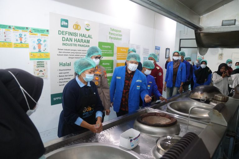 Suasana operasional dapur MBG Polda Kepri yang tertib dan profesional.