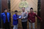 Ketua PMII Batam Suhardi bersama perwakilan mahasiswa menyerahkan policy brief kepada Kapolda Kepri Irjen Pol Asep Safrudin.