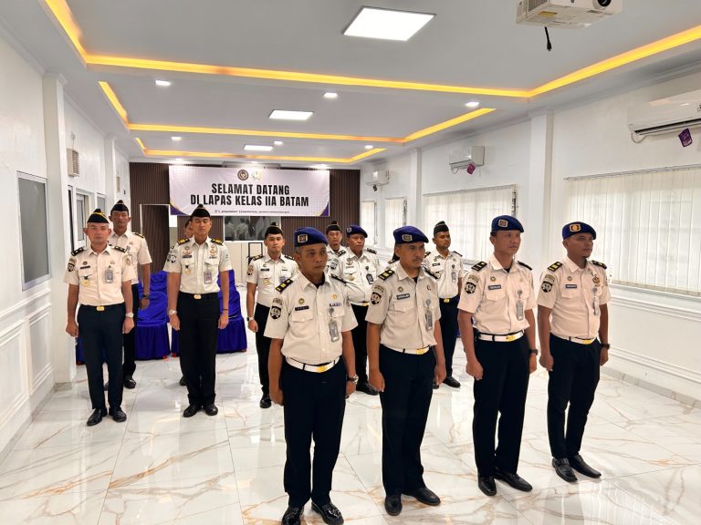 Petugas Lapas Batam yang mengikuti pengukuhan Satops Patnal secara daring.