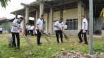 Petugas Lapas Batam sedang membersihkan area rumah ibadah dalam aksi bakti sosial Hari Bakti Pemasyarakatan 2026.