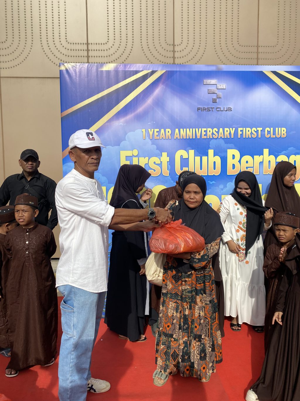 First Club Batam bagikan 1000 paket sembako untuk warga Lubuk Baja