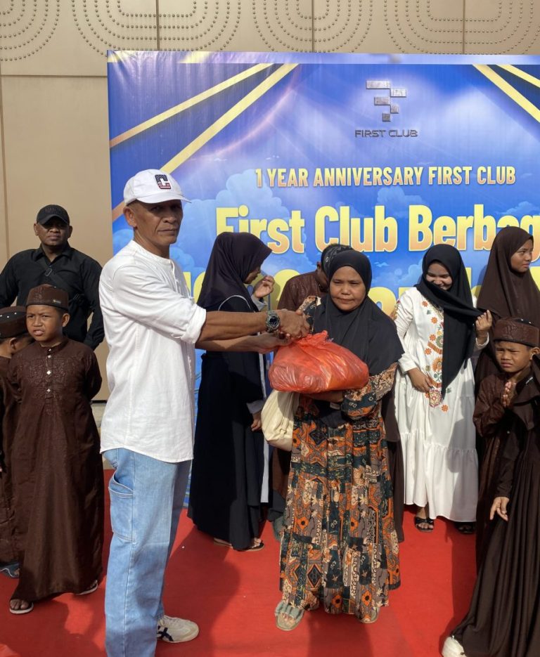 First Club Batam bagikan 1000 paket sembako untuk warga Lubuk Baja