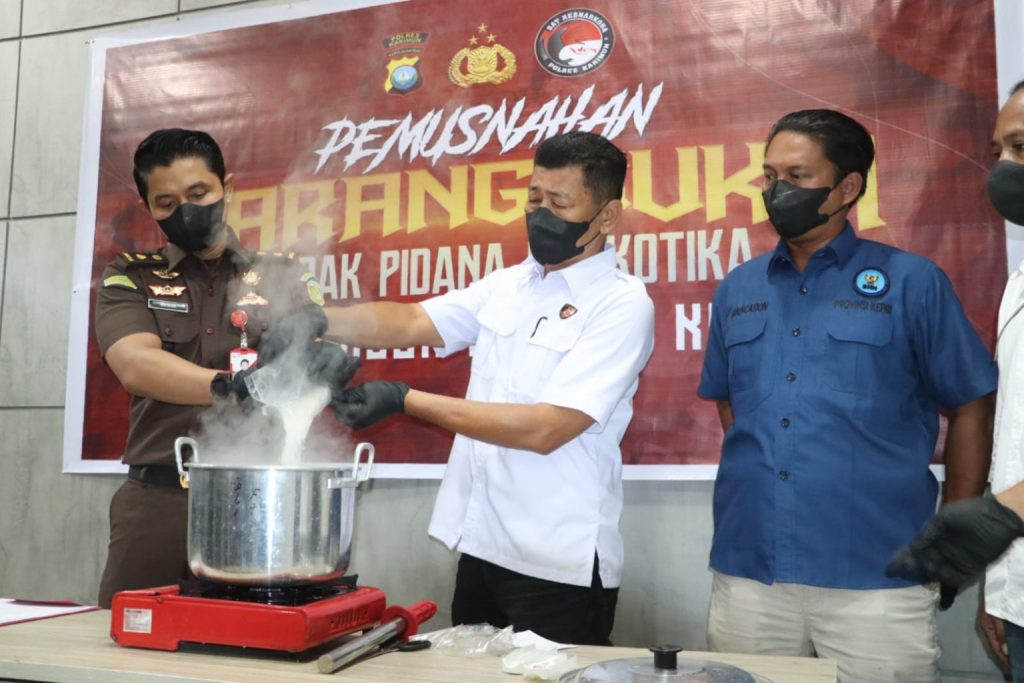 Pemusnahan barang bukti sabu oleh Satresnarkoba Polres Karimun