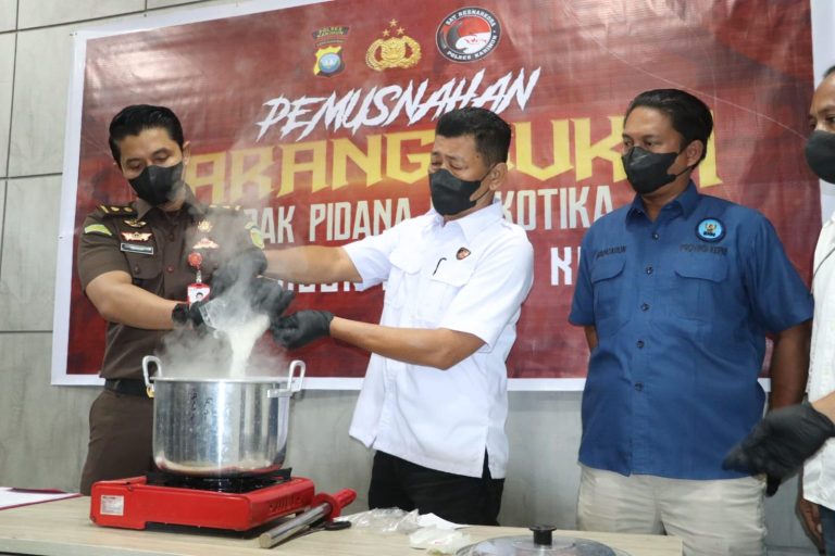 Pemusnahan barang bukti sabu oleh Satresnarkoba Polres Karimun