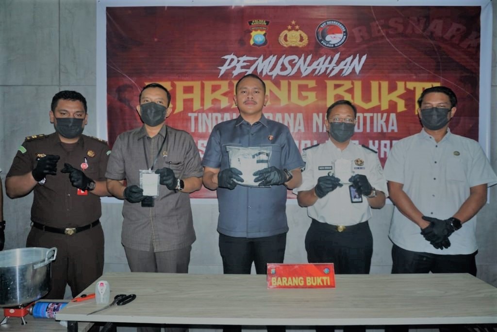 Polres Karimun musnahkan barang bukti sabu hasil pengungkapan kasus narkotika Deskripsi Gambar