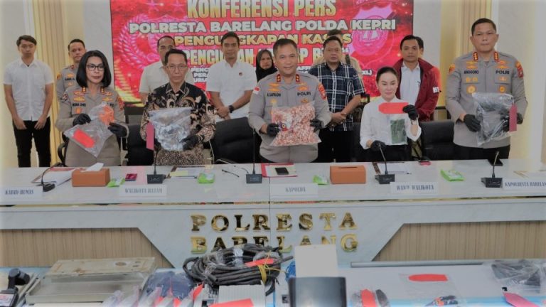 Konferensi pers pengungkapan pencurian fasilitas umum di Polresta Barelang Batam