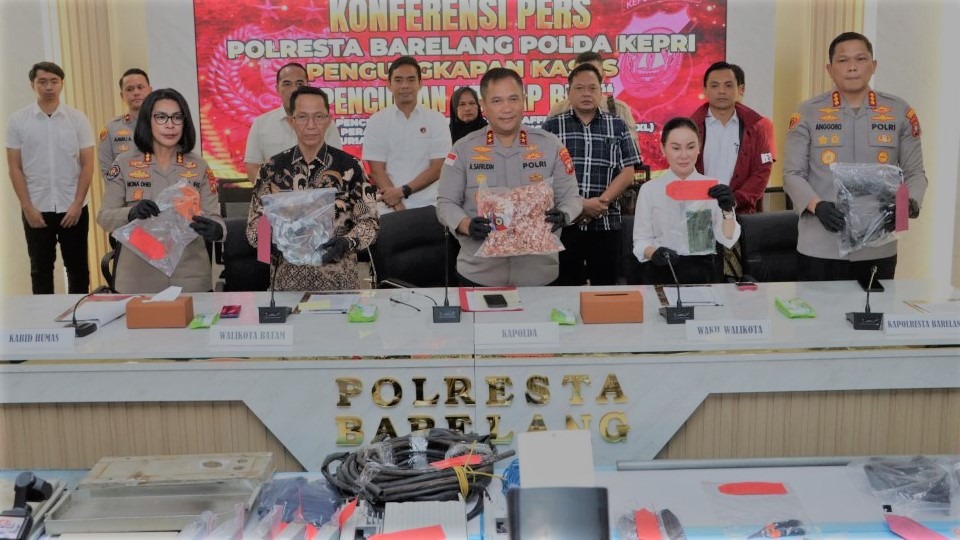 Konferensi pers pengungkapan pencurian fasilitas umum di Polresta Barelang Batam
