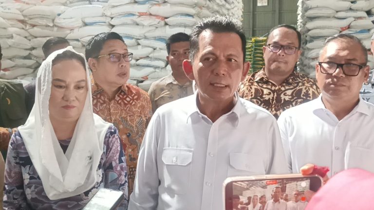Gubernur Kepri Ansar Ahmad di Gudang Bulog Natuna membahas evaluasi HPM mineral