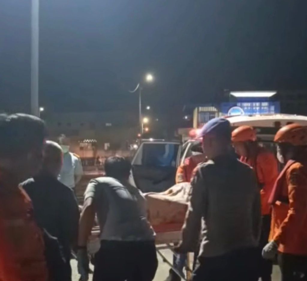 Evakuasi medis penumpang KMP Sembilang di perairan Pulau Karas