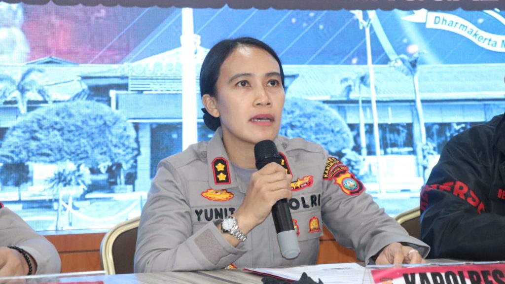 Kapolres Karimun konferensi pers kecelakaan Avanza terjun ke laut