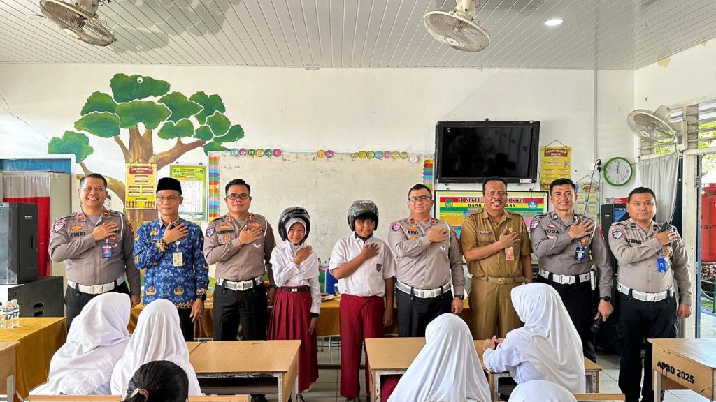 Satlantas Polresta Barelang edukasi pelajar SDN 01 Batam Kota melalui Police Go To School