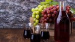 Ilustrasi anggur kolesom minuman herbal fermentasi mengandung alkohol