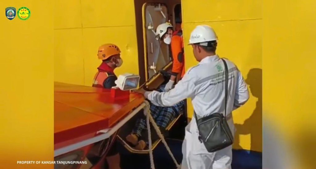Tim SAR evakuasi penumpang KMP Sembilang di perairan Pulau Lobam Bintan