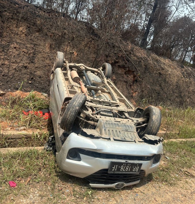 Polsek Nongsa tangani Avanza terbalik di Jalan Hasanuddin Kabil Batam