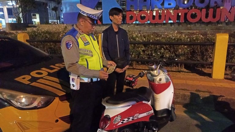 Petugas Polresta Barelang menindak kendaraan berknalpot non SNI saat operasi balap liar di Batam