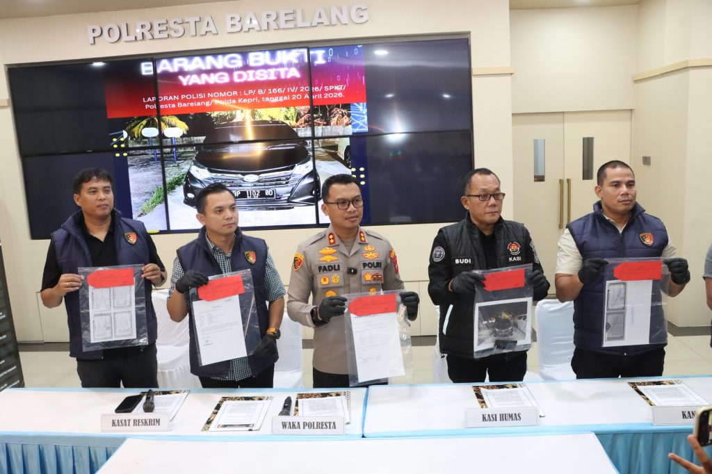 Konferensi pers Polresta Barelang ungkap kasus penggelapan mobil rental Batam