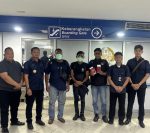 Petugas Imigrasi mengawal deportasi dua warga negara Malaysia dari Natuna melalui Pelabuhan Batam Center