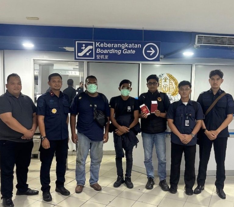 Petugas Imigrasi mengawal deportasi dua warga negara Malaysia dari Natuna melalui Pelabuhan Batam Center