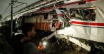 Evakuasi korban kecelakaan kereta di Stasiun Bekasi Timur
