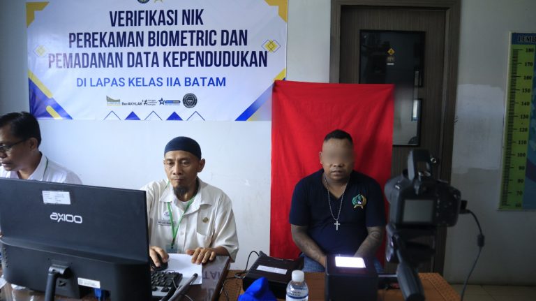 Perekaman data biometrik warga binaan Lapas Batam oleh Disdukcapil Kota Batam.