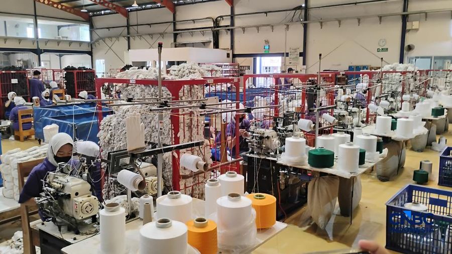 Aktivitas pekerja di kawasan industri Indonesia