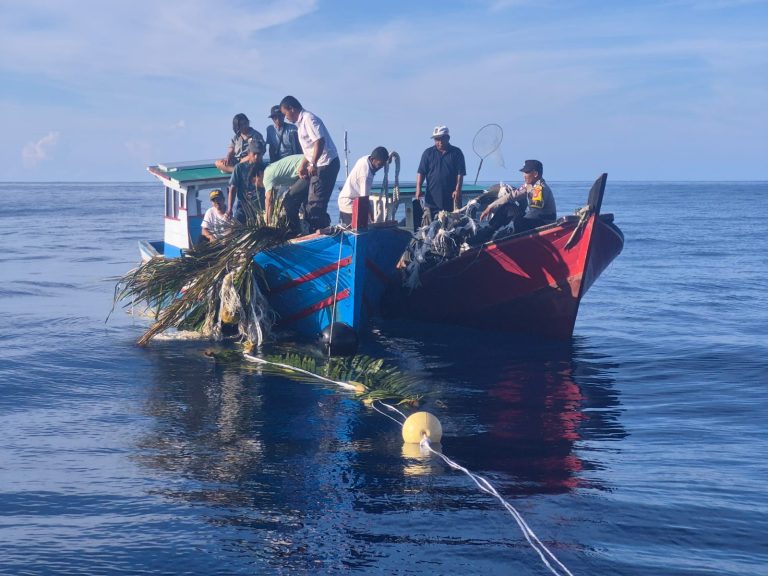 Simulasi pemasangan rumpon di Desa Cemaga Natuna oleh KPMN dan nelayan