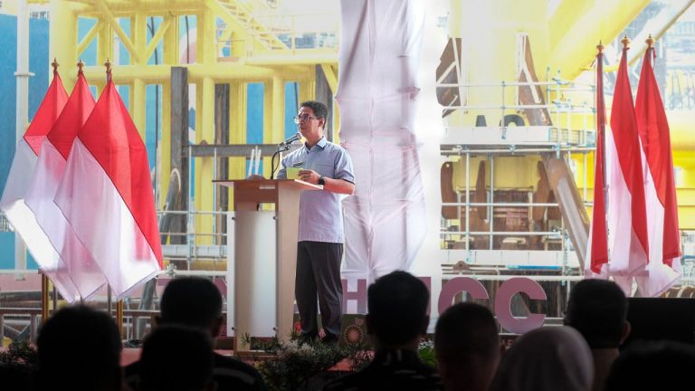 Struktur offshore UBA Jacket proyek Tangguh UCC dilepas dari kawasan PT Saipem Indonesia Karimun Yard menuju Papua Barat, disaksikan Bupati Karimun dan pejabat Kementerian ESDM serta SKK Migas.