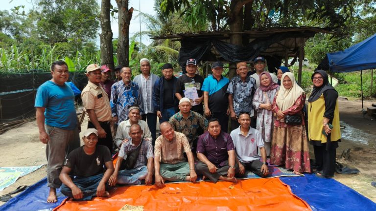 Pengurus dan anggota HIKMAND Batam berkumpul dalam acara pembubaran panitia di Pulau Setokok.