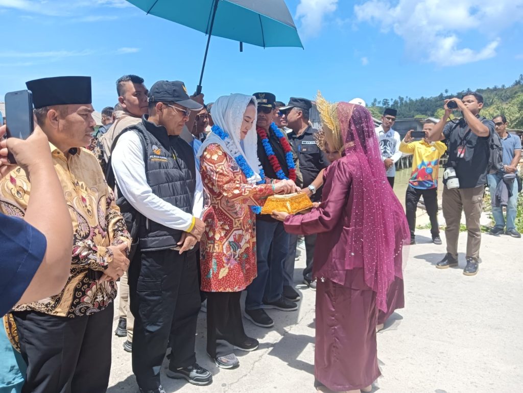 Bupati Natuna Cen Sui Lan tiba di Seluan disambut masyarakat