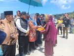 Bupati Natuna Cen Sui Lan tiba di Seluan disambut masyarakat