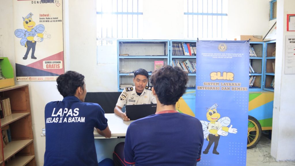 Petugas Lapas Batam menjelaskan mekanisme penggunaan aplikasi SLIR kepada warga binaan.