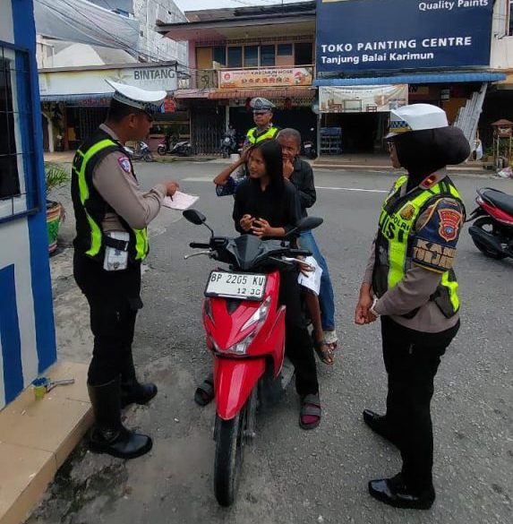 Satlantas Polres Karimun tegur pengendara motor tidak pakai helm