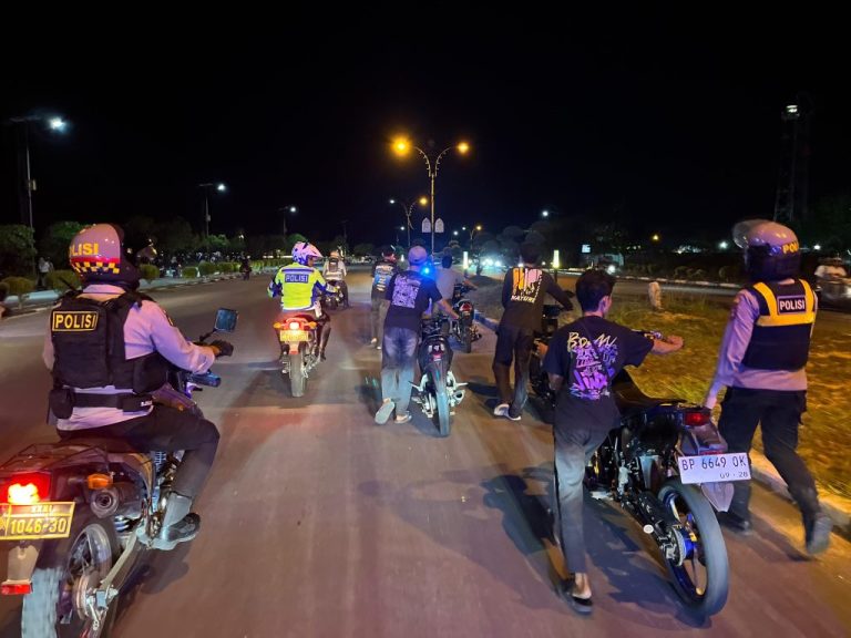 Patroli malam takbiran Polres Karimun menindak kendaraan pelanggar