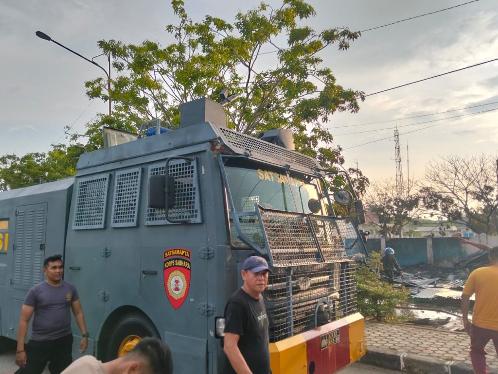 Polres Karimun bantu padamkan kebakaran warung makan di Costal Area Karimun