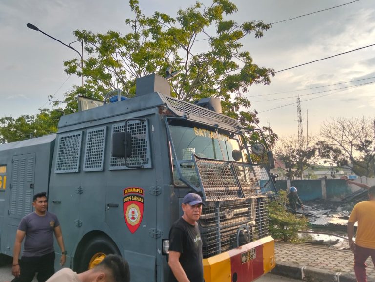 Polres Karimun bantu padamkan kebakaran warung makan di Costal Area Karimun