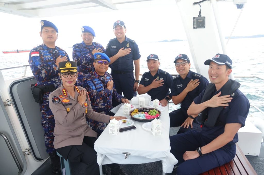 Ditpolairud Polda Kepri patroli perairan dan rendezvous dengan Singapore Police Coast Guard