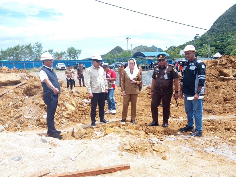 Bupati Natuna Cen Sui Lan tinjau pembangunan Pelabuhan Selat Lampa